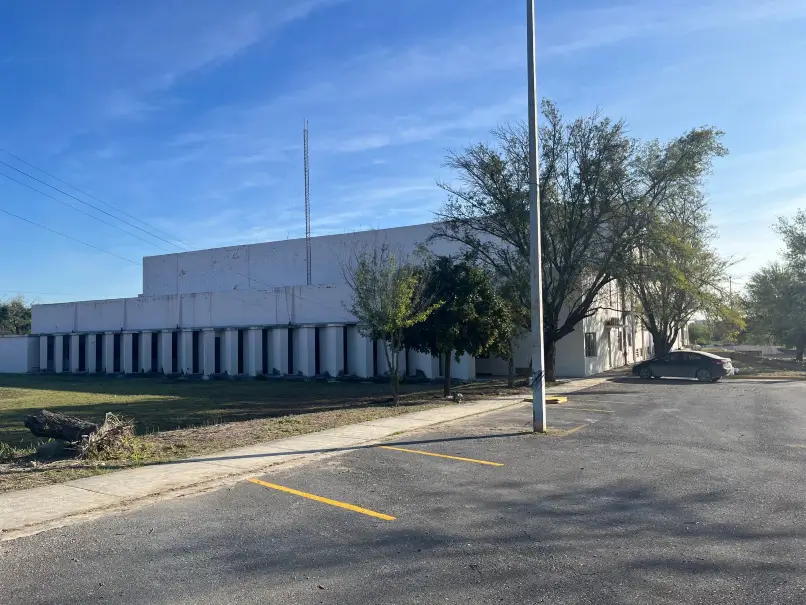 Fachada de planta y estacionamiento